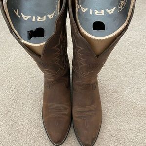 Gently loved Ariat Heritage R Toe Western Boot 8.5